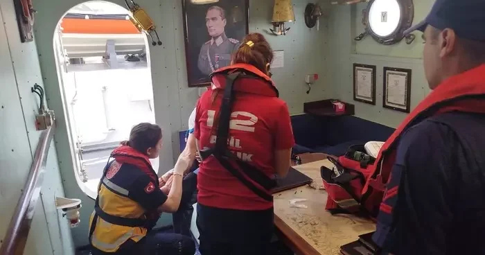 Karadeniz de rahatsızlanan gemi personeli hastaneye ulaştırıldı