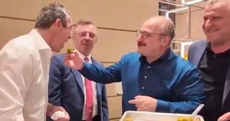 Mustafa Varank elleriyle Ali Koç a yedirdi