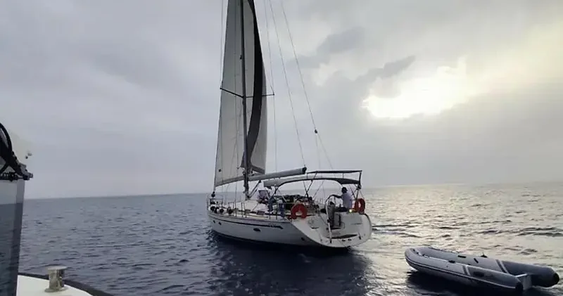 Fethiye de yelkenli teknede 2 göçmen kaçakçısı ve 33 kaçak göçmen yakalandı