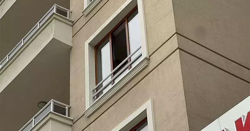 Eşini bıçakla öldürüp, başında bekledi
