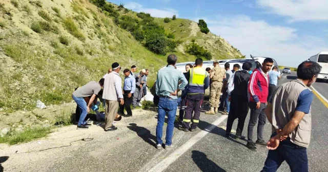 Elazığ da köy minibüsü takla attı: 3 ü ağır 7 yaralı Gündem Haberleri