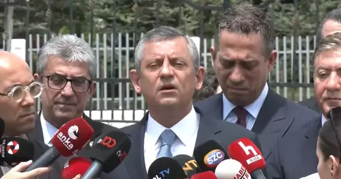 Özgür Özel den ilk yorum geldi! CHP yi karıştırmaya çalışıyorlar Mehmet Şimşek hakkında istifa iddiası...
