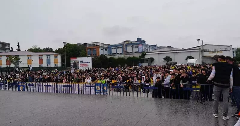 Küçükçekmece de dev ekranda maç keyfi