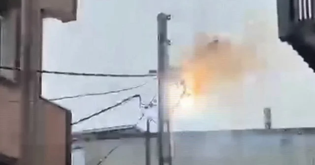 Arnavutköy’de elektrik telleri bomba gibi patladı: Korku dolu dakikalar kamerada VİDEO İZLE