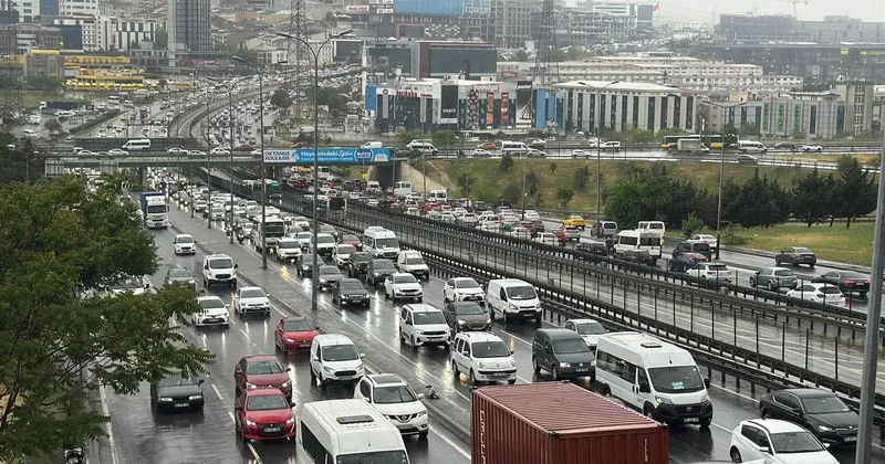 İstanbul da yağışın da etkisiyle trafik yoğunluğu yüzde 81 e ulaştı