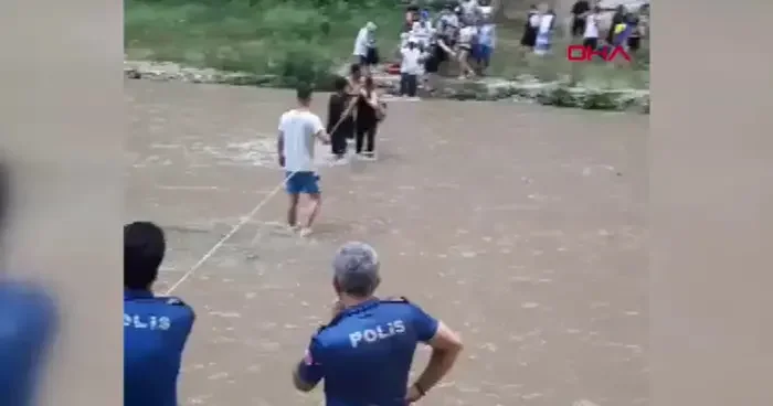Kapıkaya Kanyonu nda debi yükseldi! Vatandaşlar mahsur kaldı
