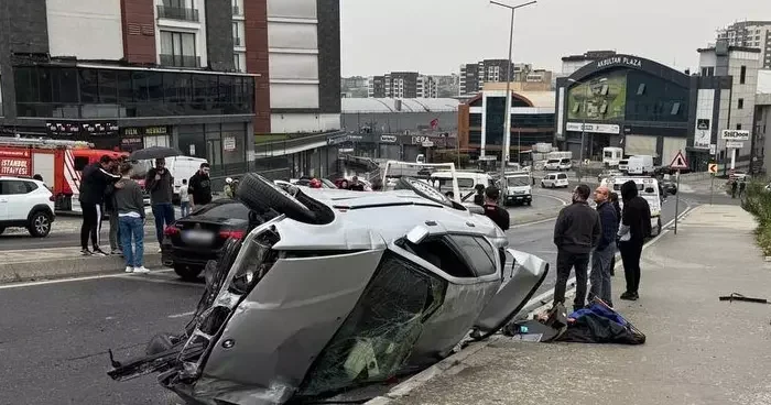 Beylikdüzü nde 3 otomobilin karıştığı kaza: 4 yaralı