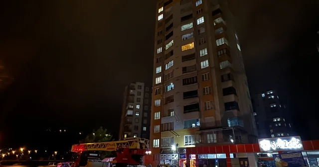 Kayseri de sağanak; binanın çatısına yıldırım düştü, araçlar zarar gördü Kayseri Haberleri