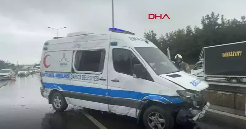 Tuzla D 100 de ambulans kaza yaptı