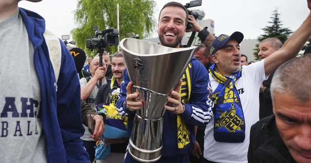 EuroLeague şampiyonu Fenerbahçe Beko yurda döndü: Coşkuyla karşılandı Basketbol Haberleri