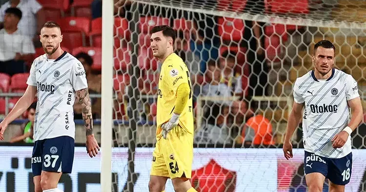 Genç kalecinin şanssızlığı pahalıya patladı: Fenerbahçe tarihinde bir ilk!