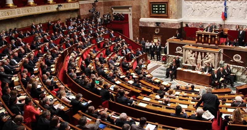 Fransa Ulusal Meclisi nde tavandan su sızdı, oturuma ara verildi Dış Haberler