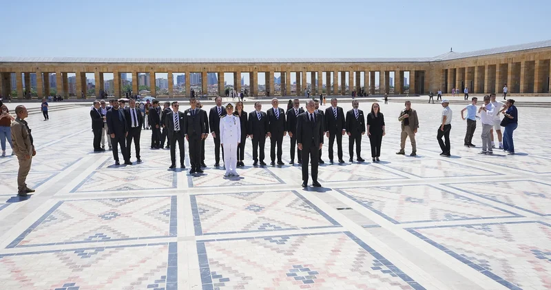 Beşiktaş Kulübü Başkanı Serdal Adalı ve yönetim kurulundan, Anıtkabir e ziyaret
