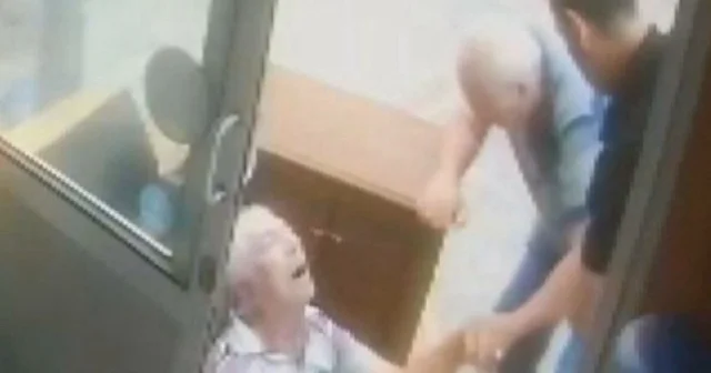 İzmir’de taksi durağında yürek burkan son: Yardıma koştu birlikte can verdiler VİDEO İZLE