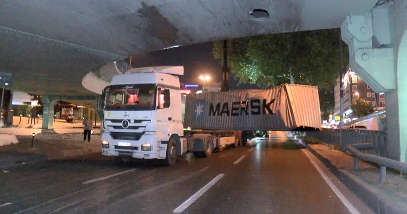 TIR alçak tavanlı köprüye girdi: Trafik kapandı