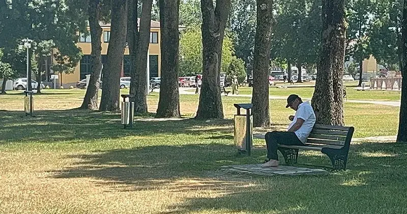Sakarya da sıcaktan bunalan vatandaşlar gölgelik alanlarda serinlemeye çalıştı