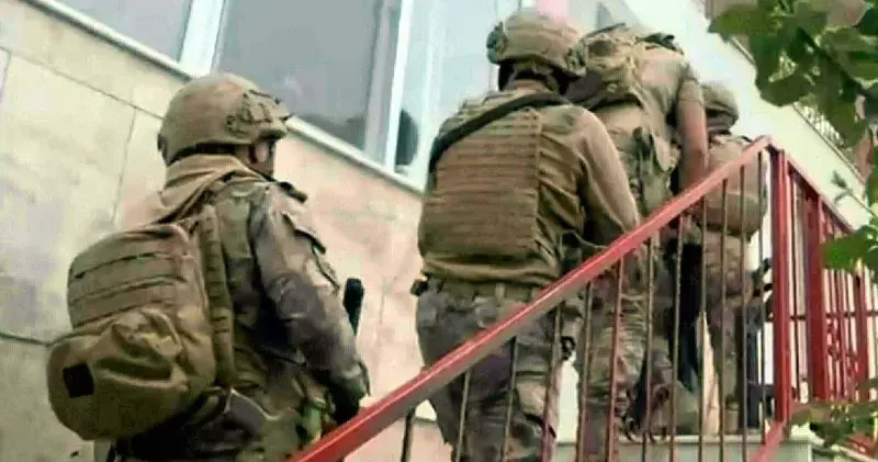 İzmir de FETÖ operasyonu: 14 ü polis 20 gözaltı