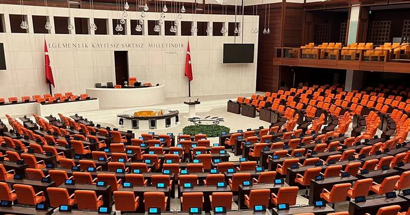 AKP nin önergesi kabul edildi; TBMM nin çalışma süresi uzatıldı