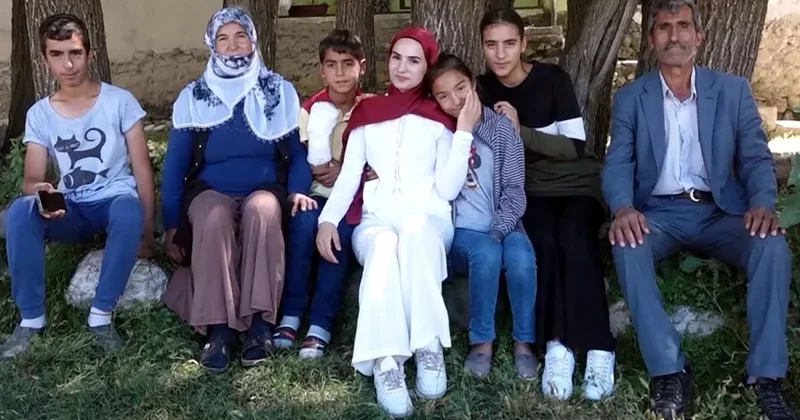 YKS çıkışı kızını çiçeklerle karşılayan baba: O dakika dünyalar benim oldu