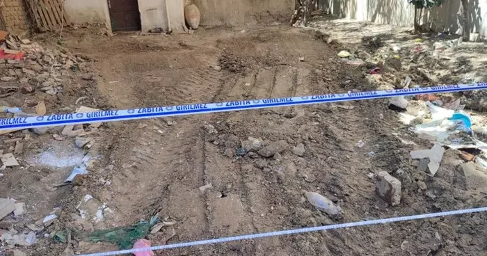 Yalnız yaşayan yaşlı kadının evinden 13 kamyon çöp çıktı
