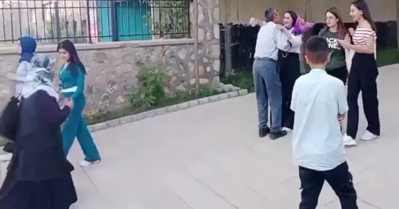 O görüntü yürekleri ısıtmıştı: YKS sonrası kızını çiçek ile karşılayan baba konuştu