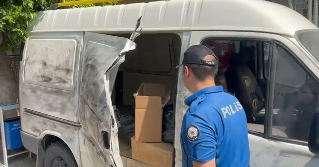 Cezaevindeki ağabeyinin minibüsünü uyuşturucu hap deposuna dönüştürmüş Adana Haberleri