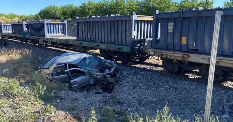 Tren hemzemin geçitte otomobile çarptı: 5 yaralı