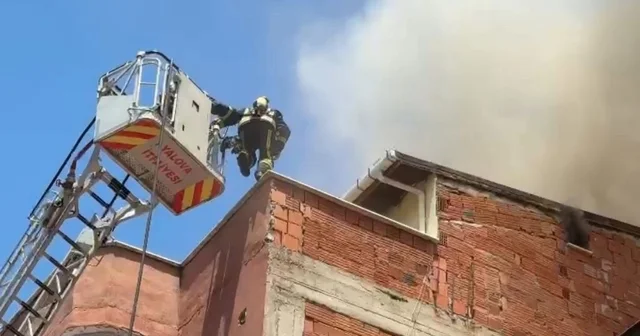 4 katlı binanın çatı katında yangın; mahsur kalan 3 kişi kurtarıldı Yalova Haberleri