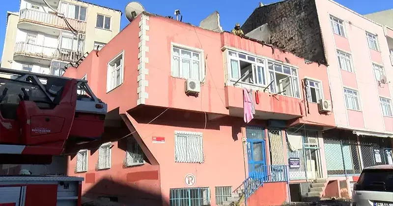 Bağcılar’da 2 katlı binanın çatısı alev alev yandı