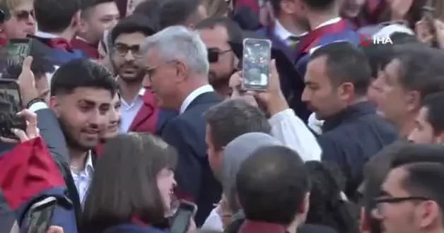 Sağlık Bakanı Kemal Memişoğlu, mezun olan öğrencilerle horon oynadı