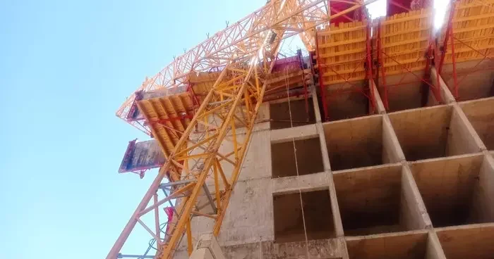 Kahramanmaraş ta kule vinci devrildi! Operatör hayatını kaybetti
