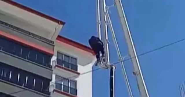 Elazığ da bir işçi metrelerce yükseklikteki beton pompası üzerinde ölüme meydan okudu VİDEO İZLE