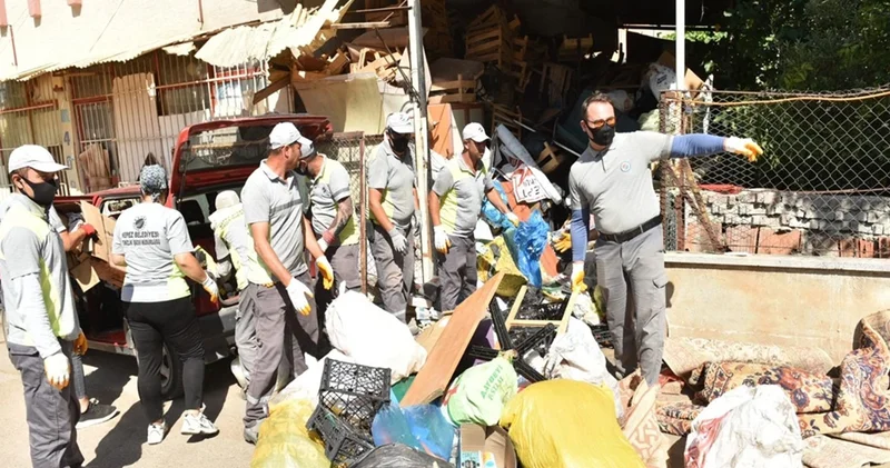 Antalya da korkunç görüntü! 6 katlı binadan bu kez onlarca kamyon çöp çıktı