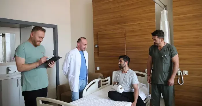 Av tüfeğinin ateş almasıyla parçalanan eli, vücudundan alınan parçalarla birleştirildi