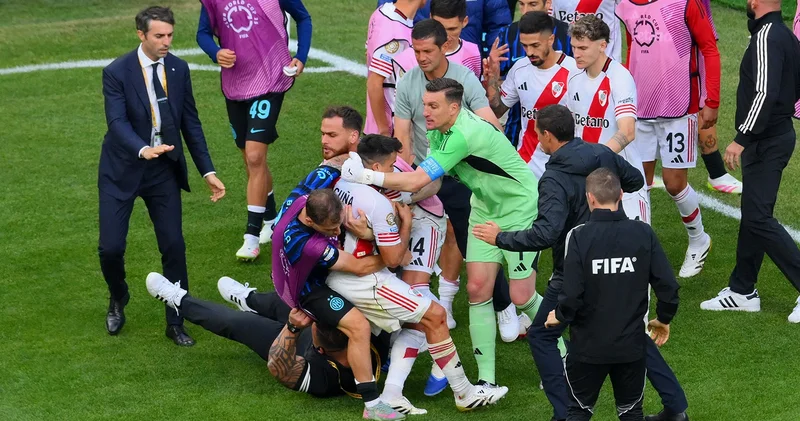 Kupada bir bu olmamıştı, Inter River Plate maçı güreşe döndü, Dumfries e sopa atıldı!