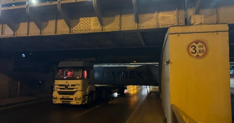 Fatih te TIR dorsesindeki konteyner alt geçide takıldı