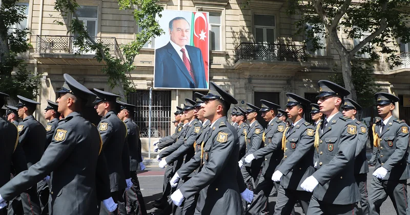 Azerbaycan da Silahlı Kuvvetler Günü dolayısıyla geçit töreni yapıldı