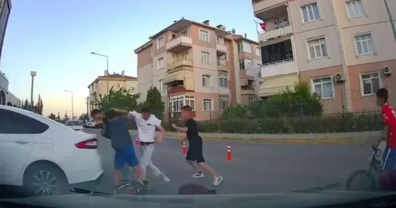Sokakta kavga ettiler, çevredekiler ayırdı