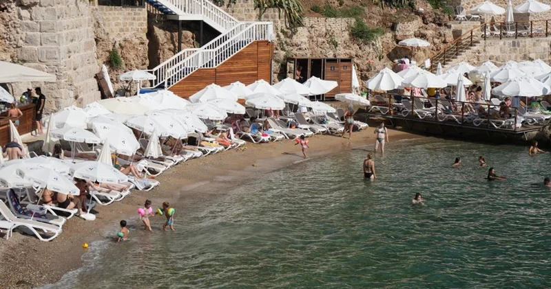Antalya da bin TL ye şezlong skandalından sonra şimdi de euro ile tuvalet ücreti şoku