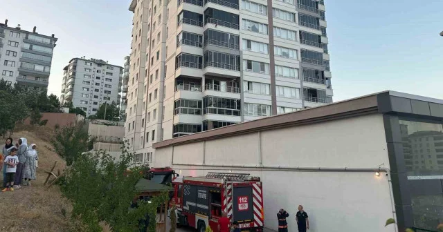 Başkentte 11 katlı binada yangın paniği: Yaralılar var Ankara Haberleri