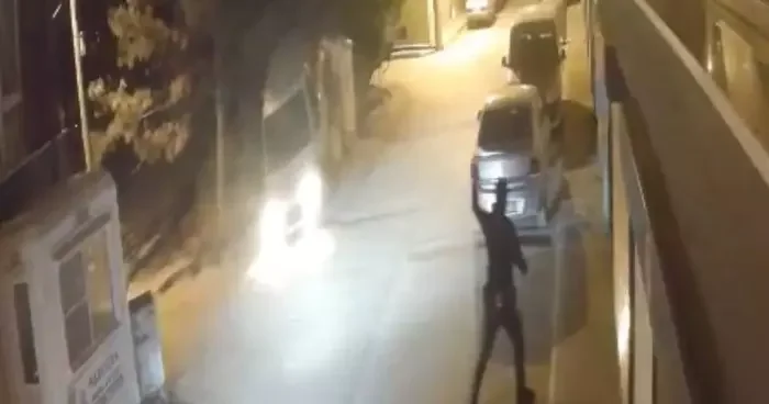 Bekçiden kaçarken panoya vuran ve havalanan araç güvenlik kamerasında