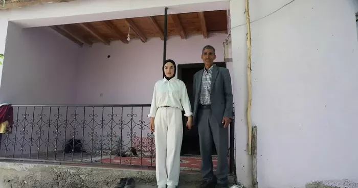 Sınav çıkışında kızını çiçekle karşıladı, sosyal medyada yılın babası ilan edildi