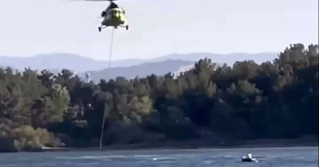 Gölette tehlikeli ve heyecanlı saniyeler: Helikopter ile kayık karşılaştı Balıkesir Haberleri