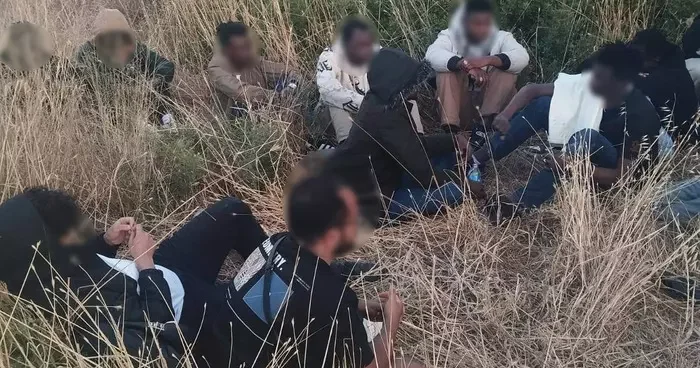 Aydın da 16 düzensiz göçmen ile 1 insan kaçakçısı yakalandı