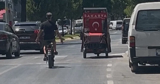 Sakarya da bisikletlinin tehlikeli yolculuğu kamerada VİDEO İZLE