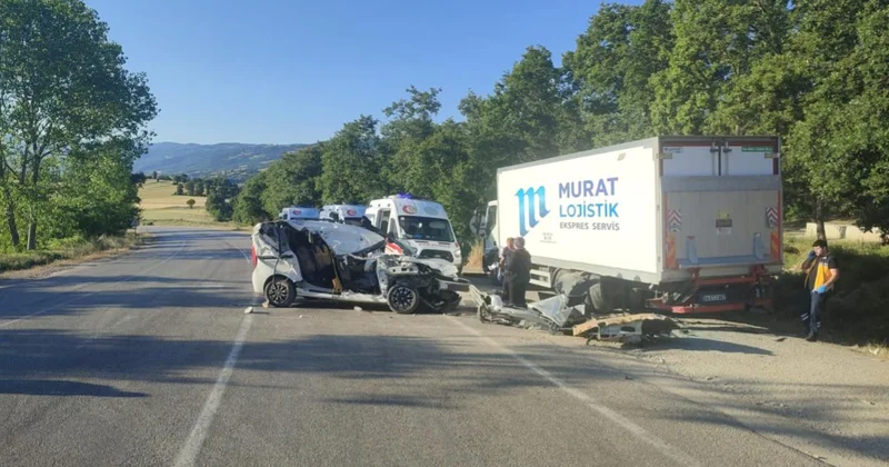 Tokat ta hafif ticari araç, kamyona çarptı: 2 ölü