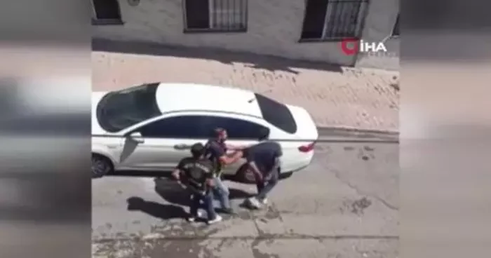 Polisin dur ihtarına uymamak korsan taksiciye pahalıya patladı! Rekor ceza yedi: Trafikten men edildi