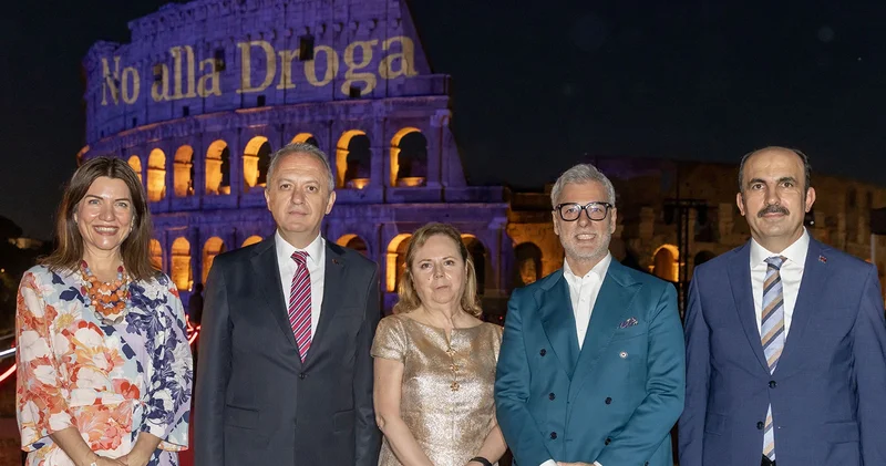 Roma nın simge yapısı Kolezyum un önünde Mevlevi Sema Töreni yapıldı