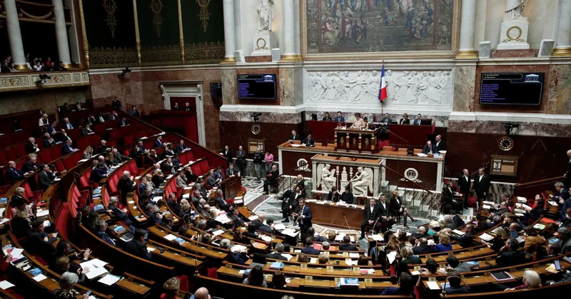 Fransa da, tavandaki su sızıntısı nedeniyle Ulusal Mecliste oturuma ara verildi