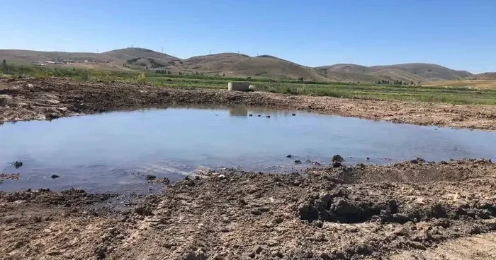 Sulama borusunun patlaması çiftçiyi mağdur ediyor